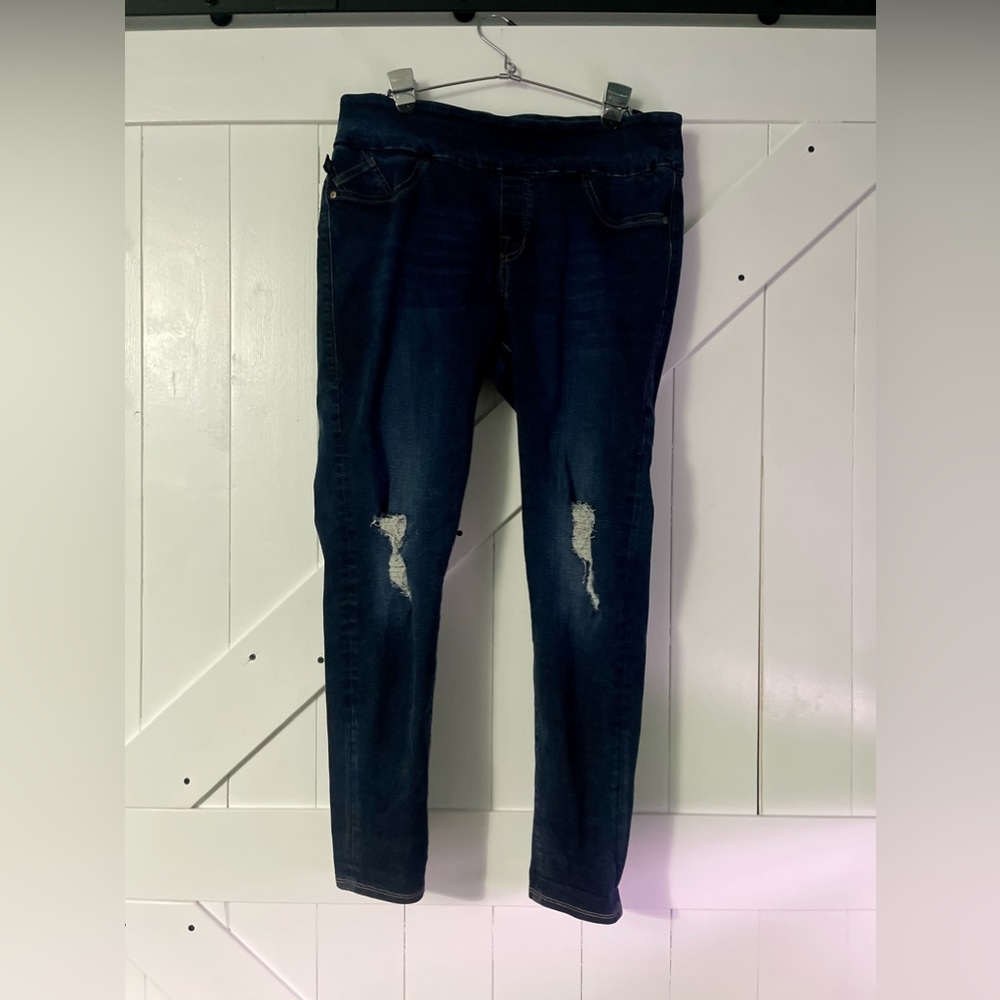 14 Distressed Rock & Republic The Slimming Denim- Super Stretchy!